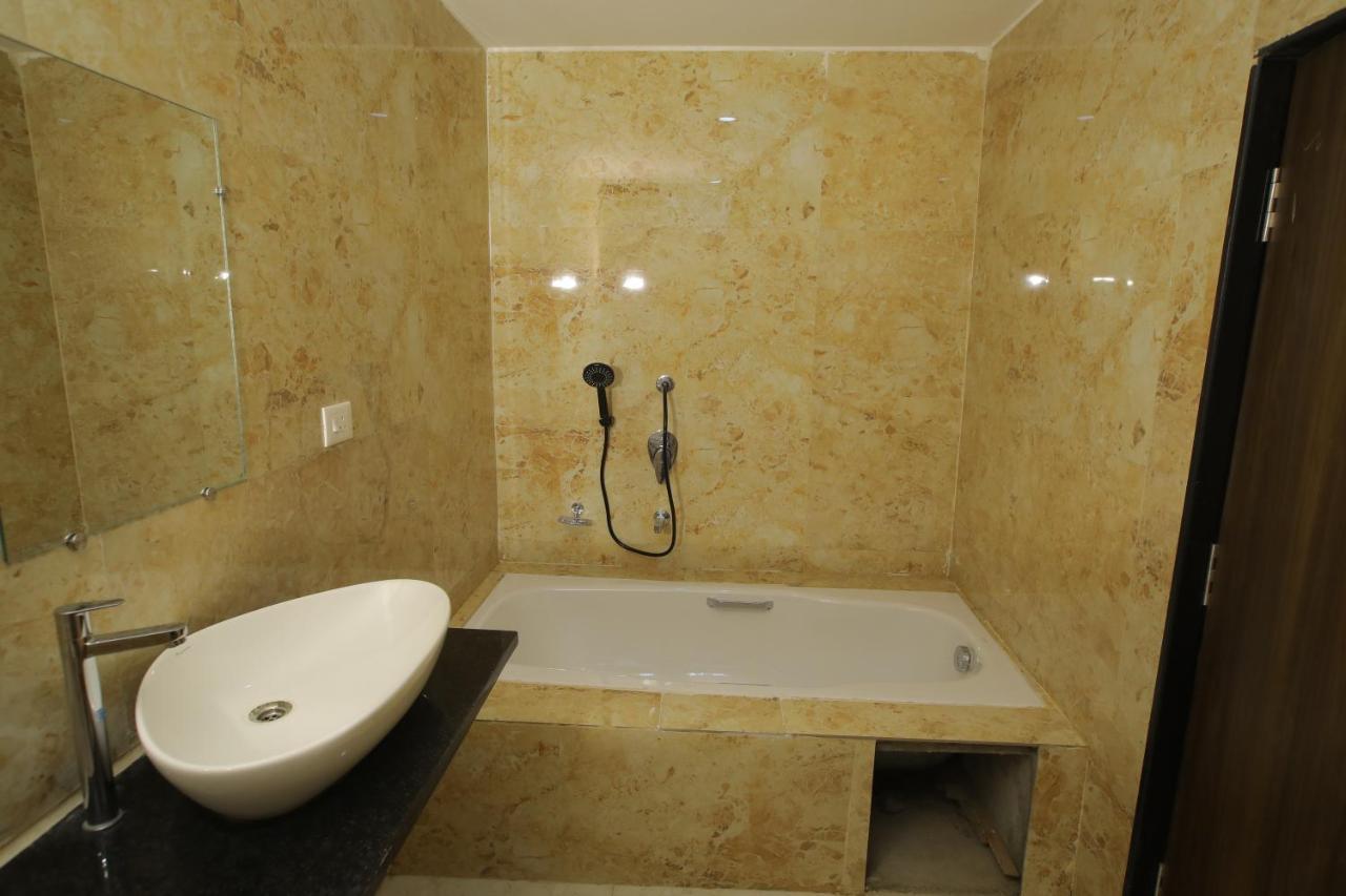 ホテル Radha Rani Residency Khammam エクステリア 写真